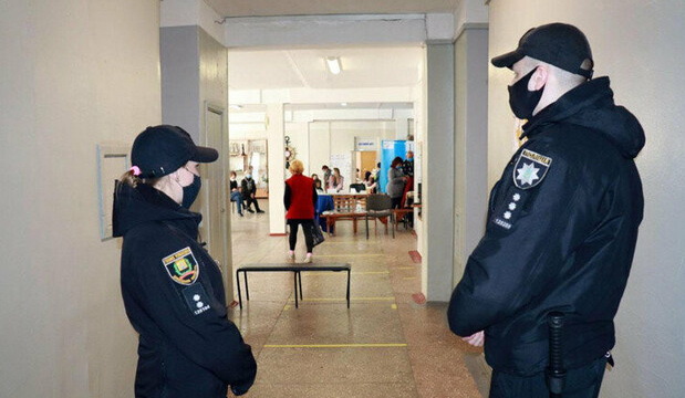 У поліції Донеччини заявили, що оперативно реагувала на кожне повідомлення про порушення під час виборів: зареєстровано 947 випадків
