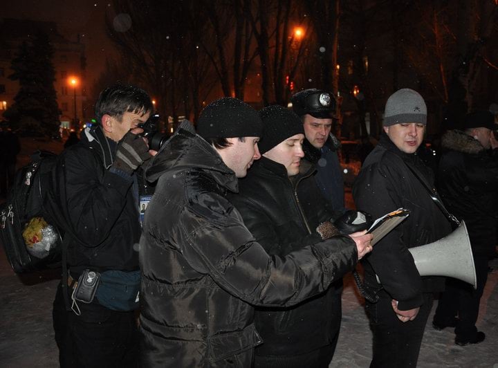 Заборона на найвідоміший "бандерівський" символ. Як смолоскипні ходи на Донбасі пережили опір влади