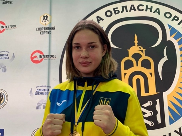 Девушка из Угледара одержала победу на чемпионате Украины по боксу