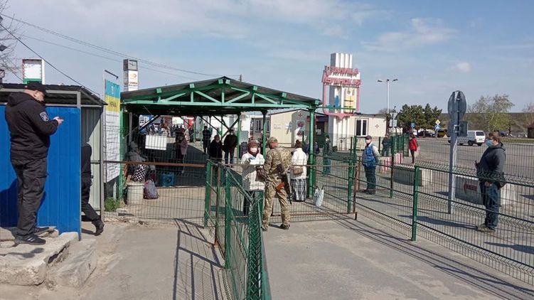 В ГПСУ рассказали, кого сейчас пропускают на КПВВ "Станица Луганская"