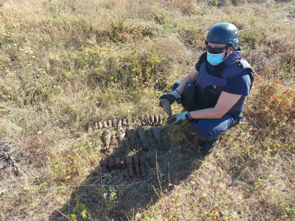 Под Славянском специалисты ГСЧС нашли арсенал боеприпасов