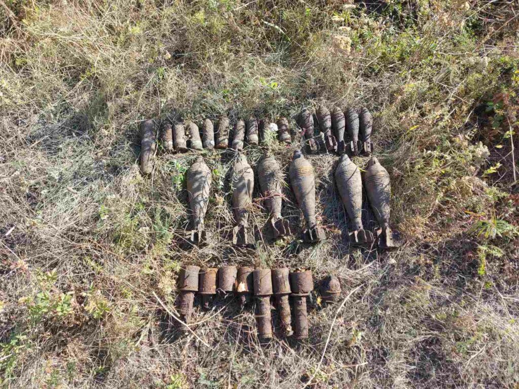 Под Славянском специалисты ГСЧС нашли арсенал боеприпасов