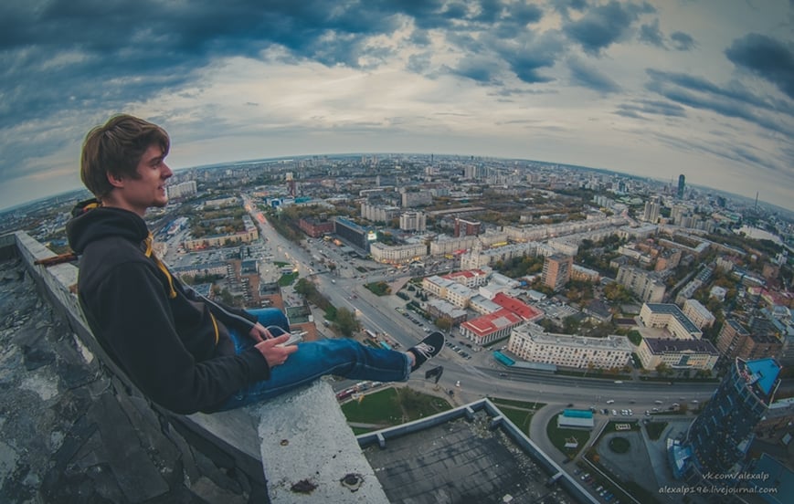 У Маріуполі поліцейські врятували життя хлопцю, який хотів зістрибнути з багатоповерхового будинку: відео