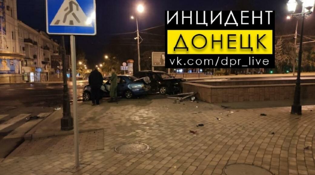 В оккупированном Донецке произошло ДТП: автомобиль разбился рядом с постом "ГАИ"