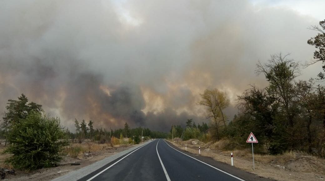 У Станично-Луганському районі через пожежі перекривають дорогу в напрямках деяких сіл
