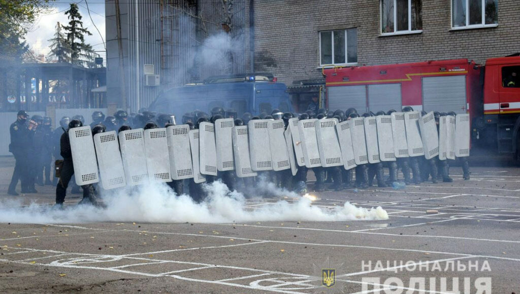 В Славянске правоохранители провели учения по поддержанию безопасности во время выборов