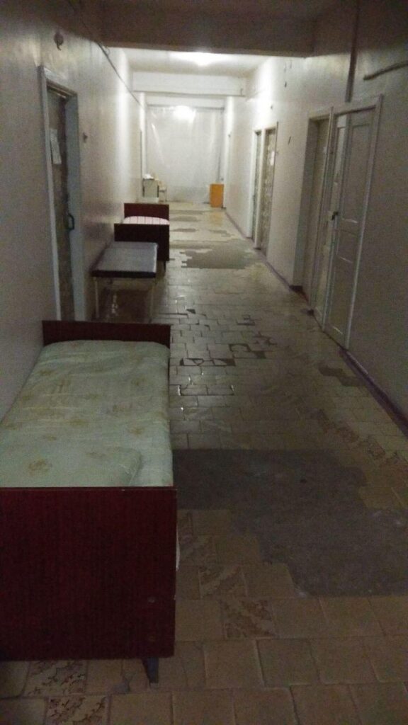 В ОРЛО для больных COVID-19 начали выставлять кровати в коридорах