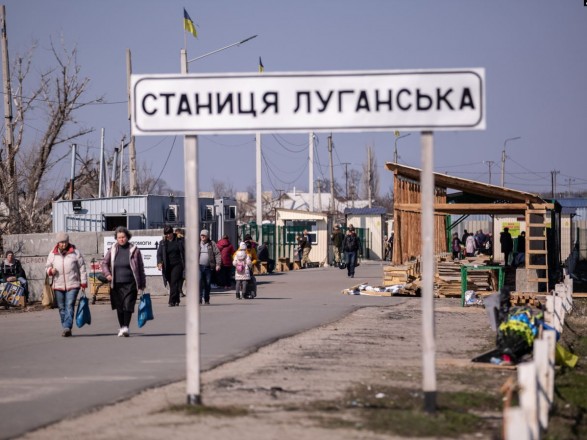 На КПВВ "Станиця Луганська" чекають пропуску близько кількох тисяч осіб: окупанти перекрили міст