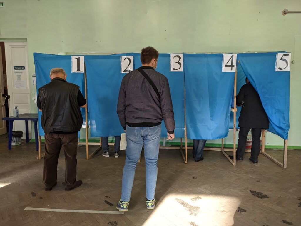 Как голосует Мариуполь: фотоотчет с избирательных участков