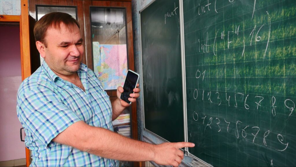 Как сделать смартфон полезным для учебы: учитель из Славянска рассказал о любимых приложениях