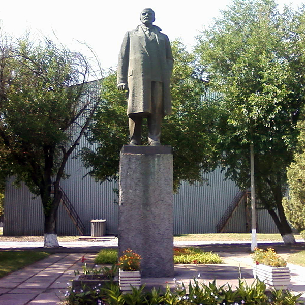Памятник Ленину на территории Новокраматорского машиностроительного завода