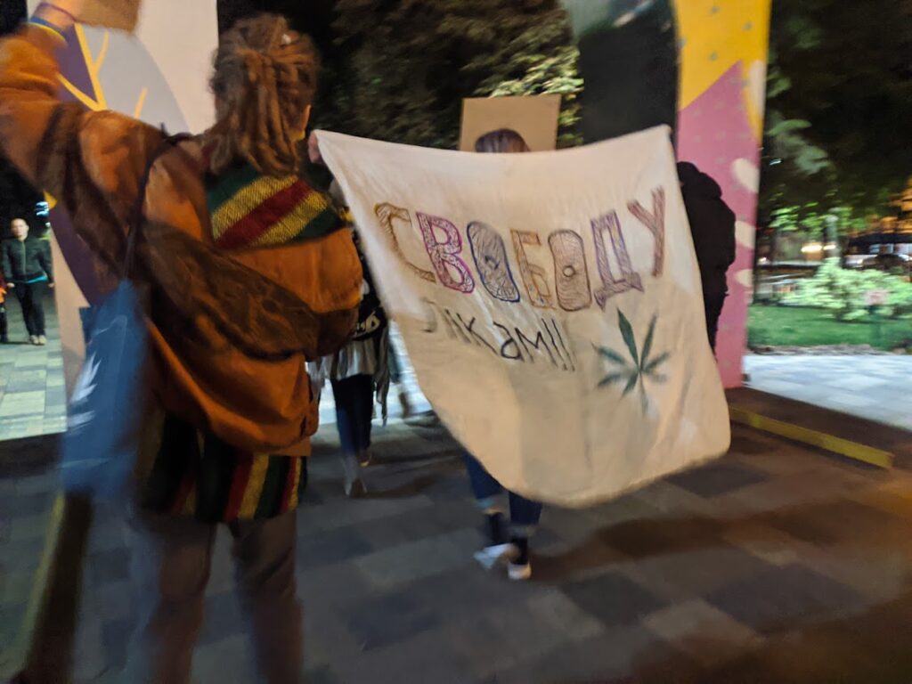 Трава, которая лечит: мариупольцы вышли на акцию за легализацию медицинского каннабиса
