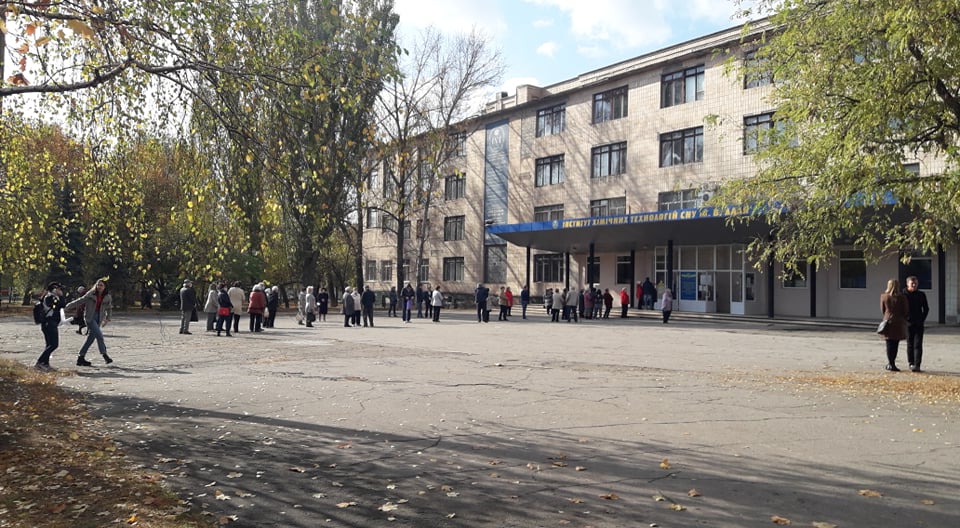 В Рубежном наблюдатели зафиксировали подвоз избирателей на автобусе