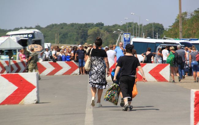 На КПВВ "Станиця Луганська" в ОРЛО пропускають без обсервації, - соцмережі