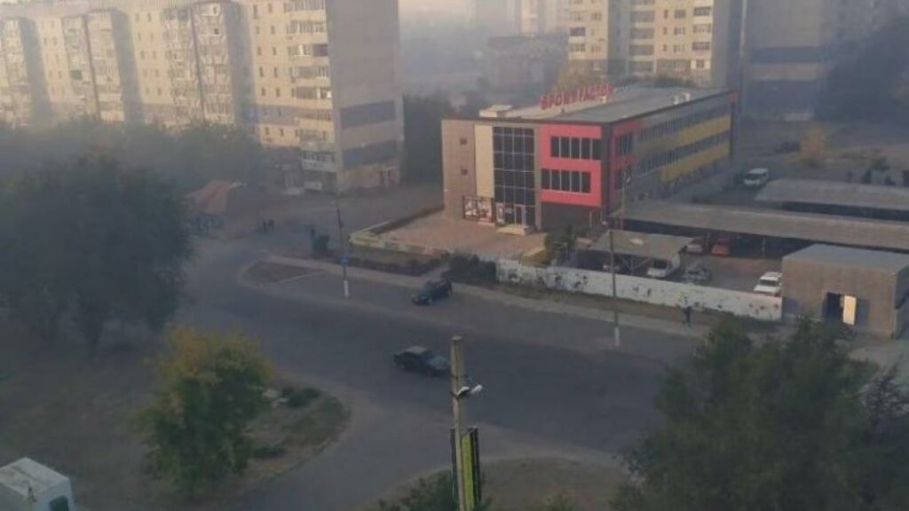 В оккупированном Луганске районы затянуло дымом