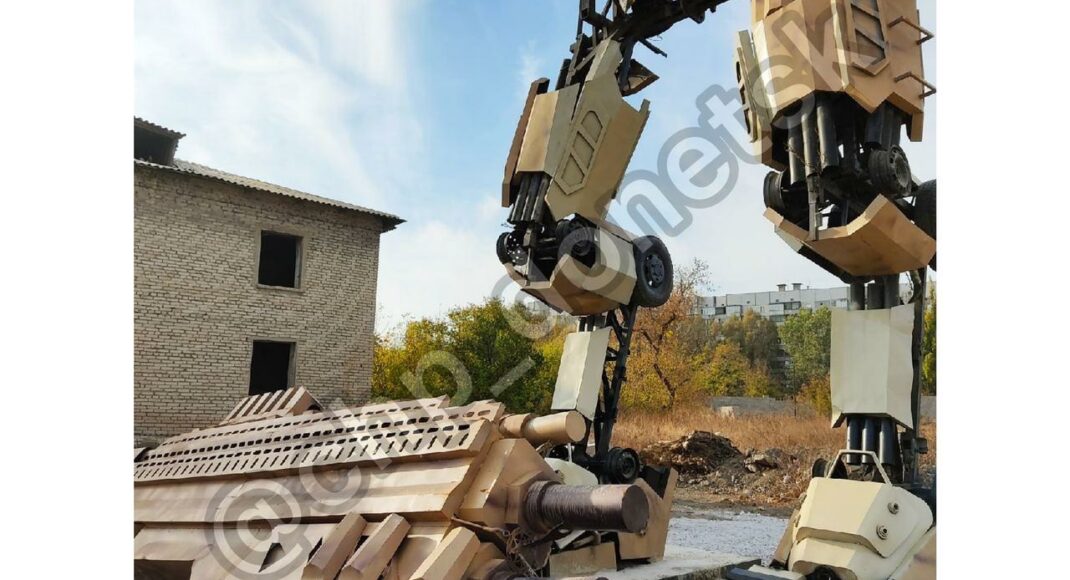В оккупированном Донецке строят большого робота из американских фильмов: фото