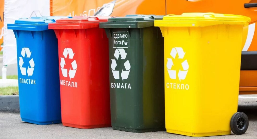 У школах Костянтинівки з'явилися контейнери для збору пластику і батарейок