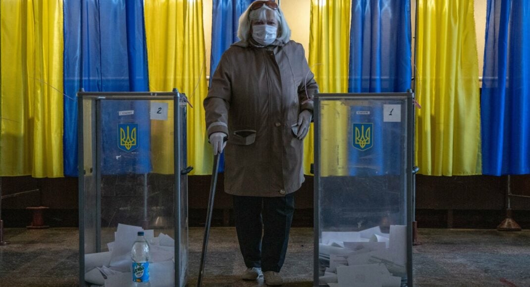 На Донеччині продовжують рахувати голоси виборців: проголосували 360 тисяч осіб