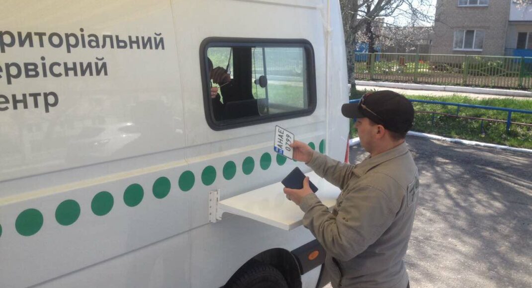 Мобільний сервісний центр МВС у березні працюватиме у трьох містах Донеччини