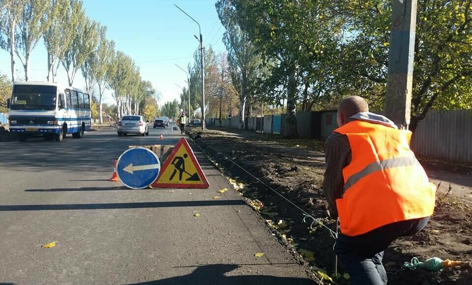 В Покровске на улице Добропольской ремонтируют дорогу: фото