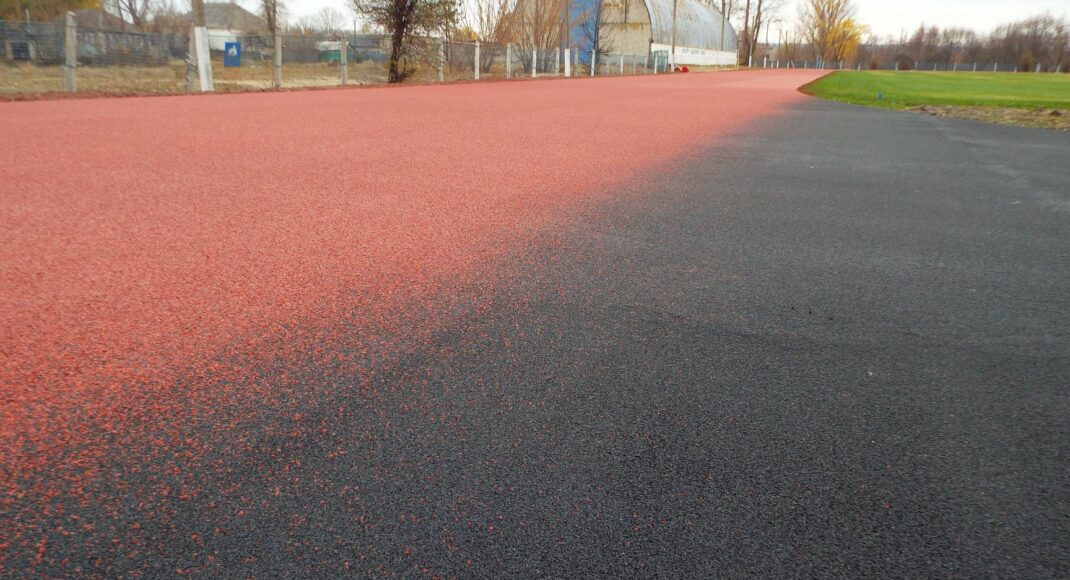 В Станиці Луганській завершують укладання гумового шару на бігові доріжки: фото