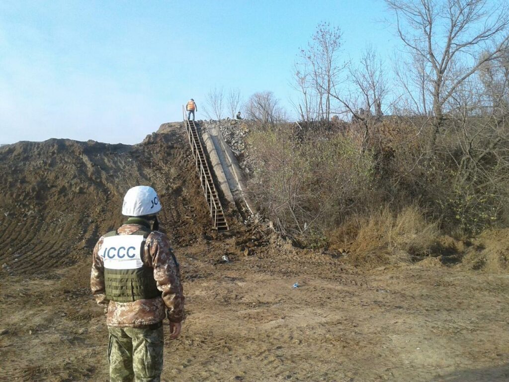 В штабе ООС рассказали, как проходит строительства моста и участка дороги Харьков-Дебальцево