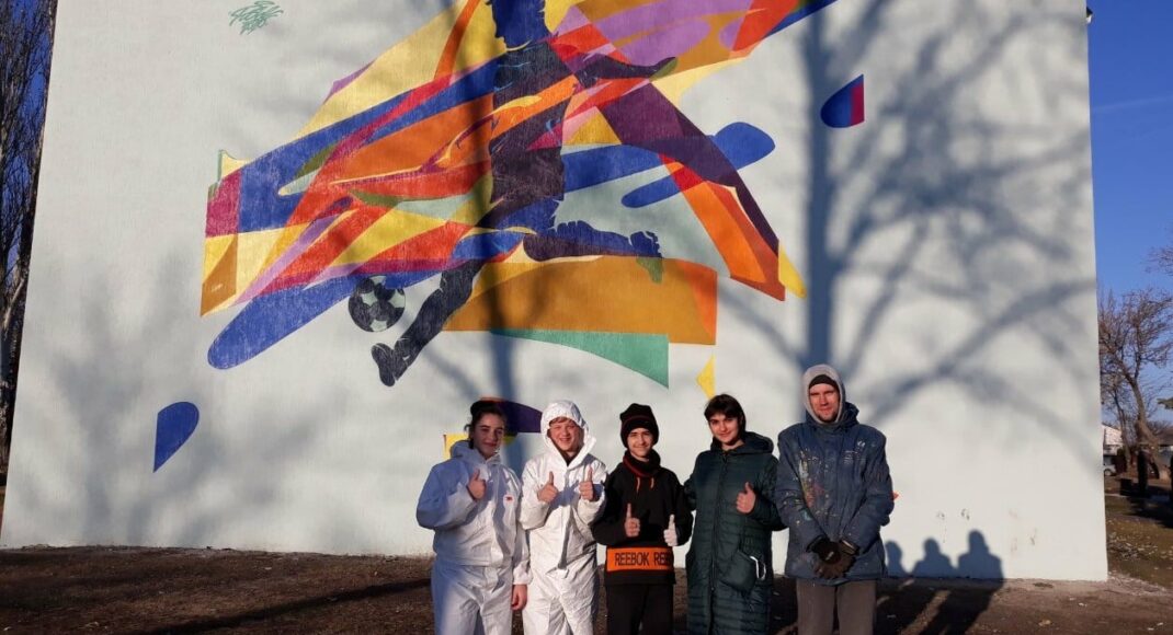 На фасаді Міловський ДЮСШ на Луганщині школярі з художником намалювали спортивний мурал: фото