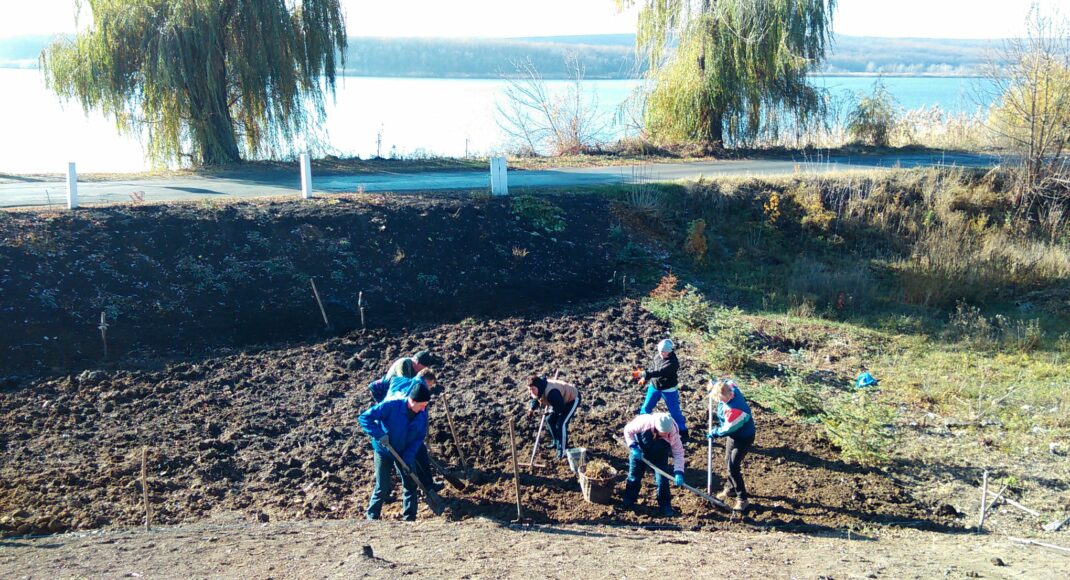 Активісти Слов'янська самостійно створюють долину нарцисів в "Сквері пам'яті-блокпост №1": фото