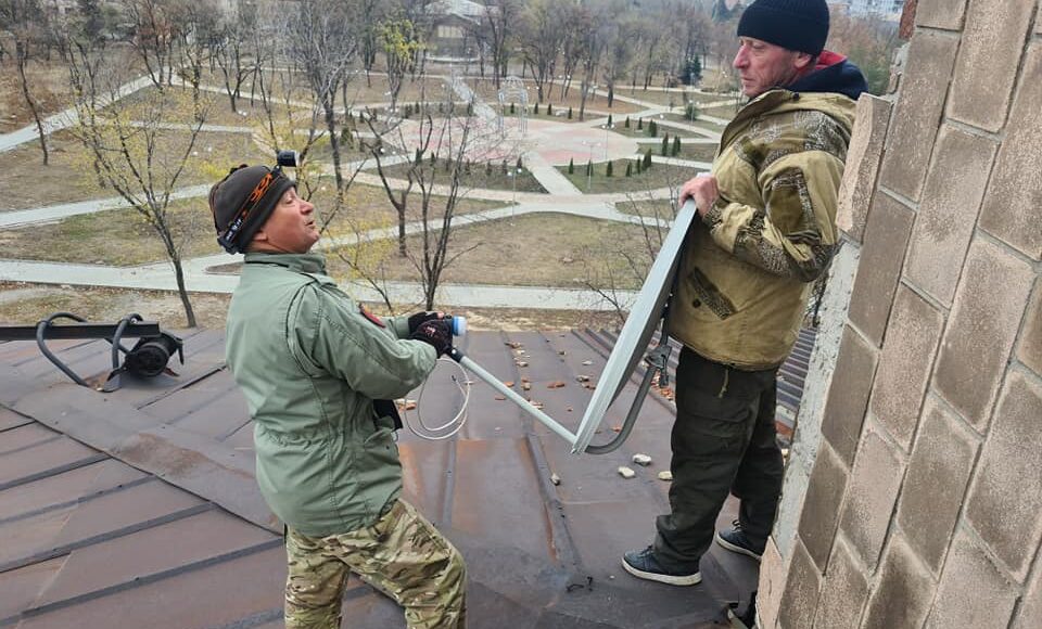 На лінії розмежування волонтери оновили обладнання для трансляції радіо "Армія FM"