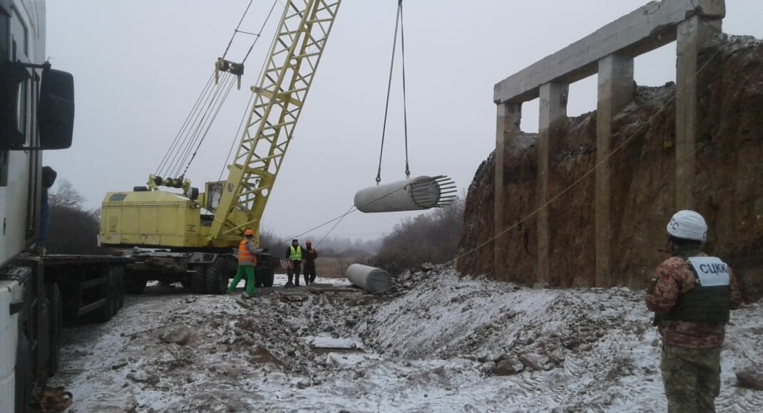 На Донеччині продовжують будувати міст на трасі Харків-Дебальцеве: встановлюють каркас (фото)