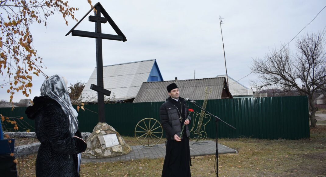 "Забуті вмирають двічі": в Кремінній провели захід пам'яті жертв голодоморів