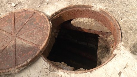 Жители Старобельской громады упали в канализационный люк с летальными последствиями