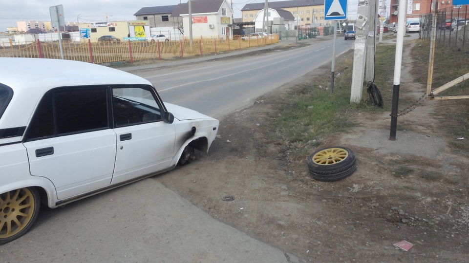 В Мариуполе произошло ДТП, у автомобиля на ходу оторвалось колесо: видео