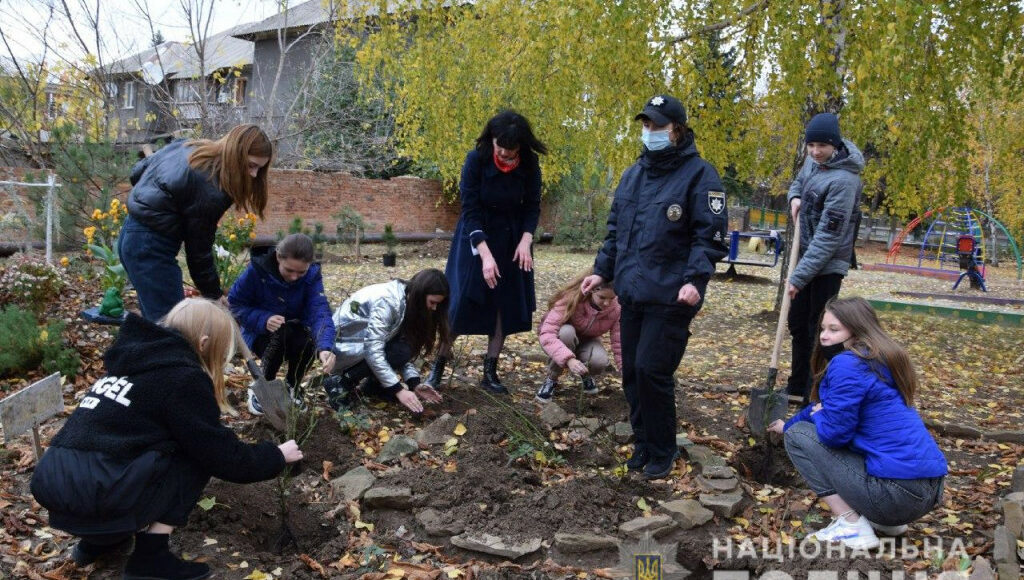 У прифронтовому селищі на Донеччині пройшла спільна екологічна акція поліції й дітей