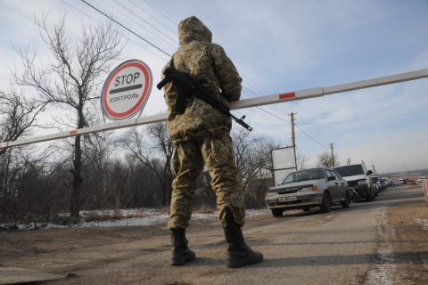 Вчера КПВВ на Донбассе пересекло более 1,6 тысячи человек: где пропускали