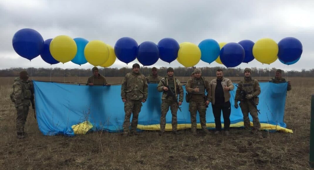 Військові відправили в сторону окупованого Луганська великий прапор України на повітряних кулях