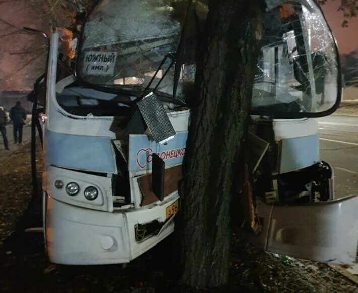 В оккупированном Донецке водителю стало плохо и автобус врезался в дерево: фото