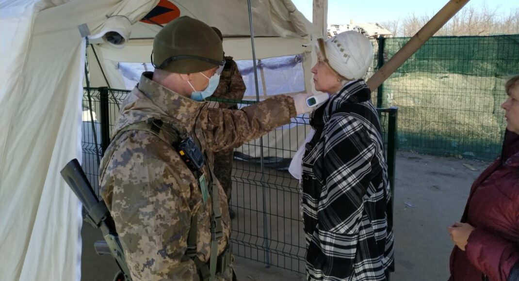 В ЛугОГА сообщили, что приостановка пропуска людей на КПВВ "Станица Луганская" уменьшило распространение COVID-19