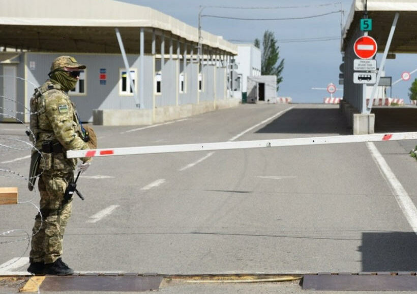 На КПВВ "Новотроїцьке" чоловік запропонував 3 тисячі гривень співробітникам прикордонної служби для проїзду до ТОТ