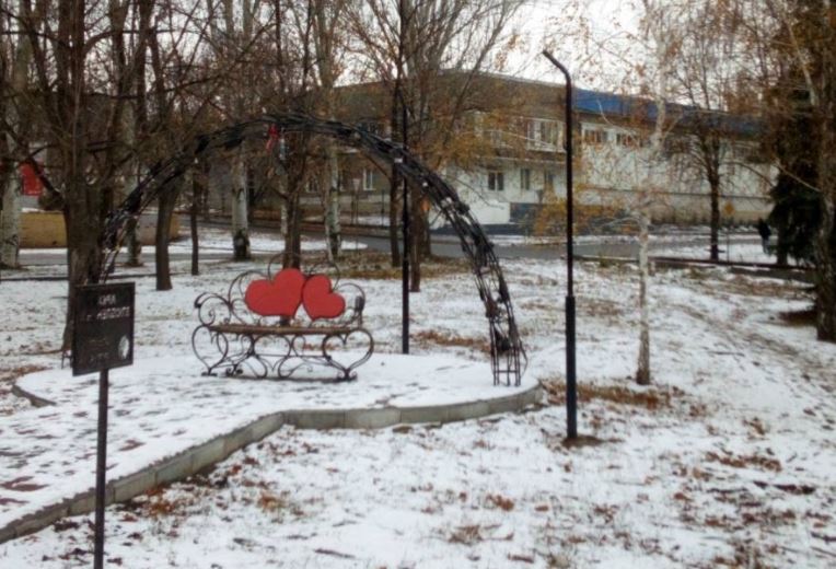 Фотофакт: з арки закоханих в Костянтинівці зрізали ліхтарі