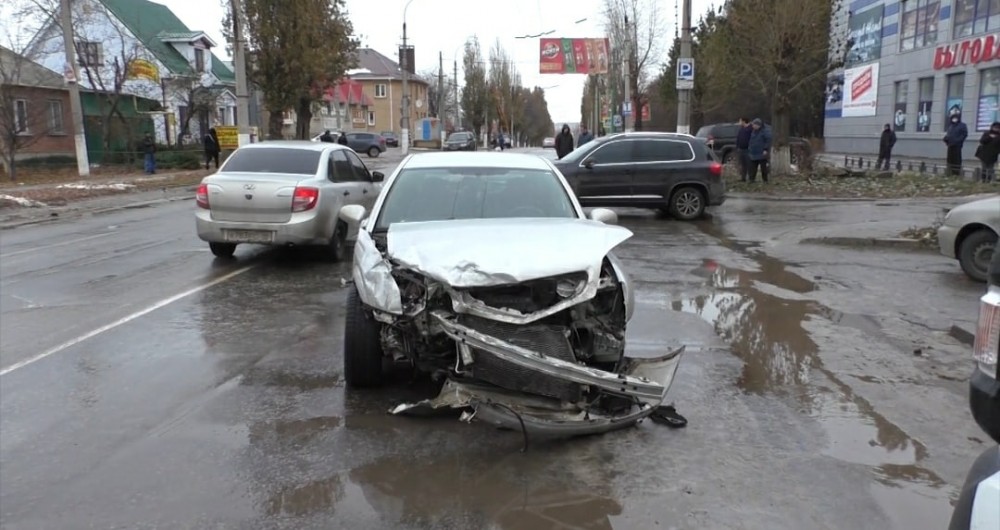 В оккупированном Луганске произошло ДТП, есть пострадавшие (фото)