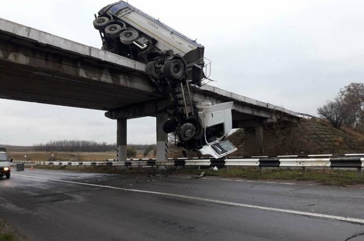В результате ДТП под Мариуполем фура повисла на мосту