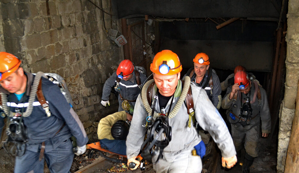 В оккупированном Донецке при эвакуации шахтеров из-за пожара на шахте пропал горняк