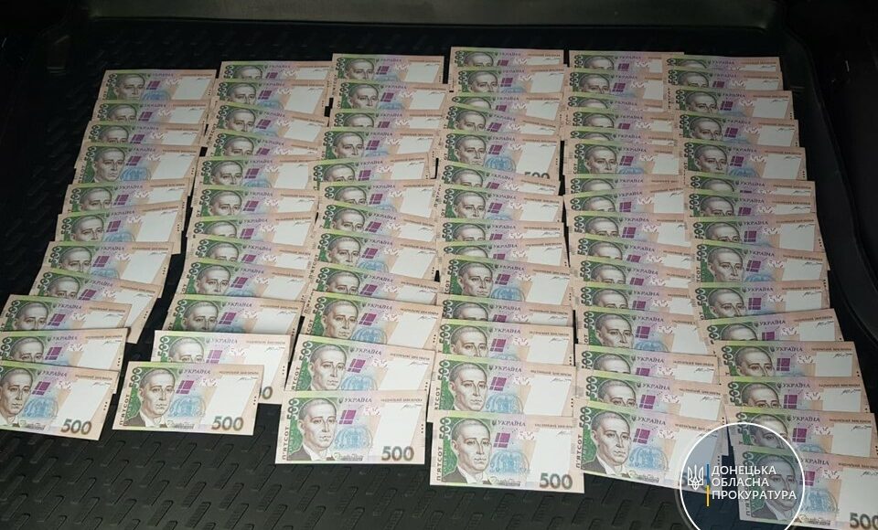 На Донетчине глава поселкового совета погорела на взятке в 100 тысяч гривен