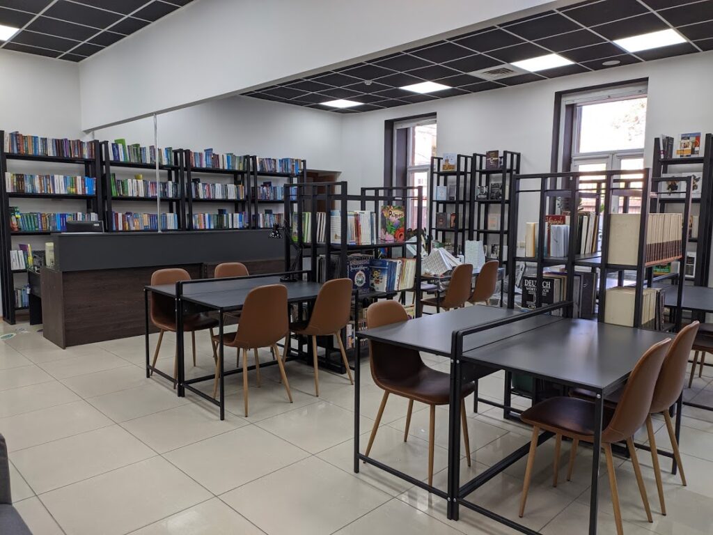Хранили деньги — теперь книги: как библиотека в Мариуполе переехала на место банка