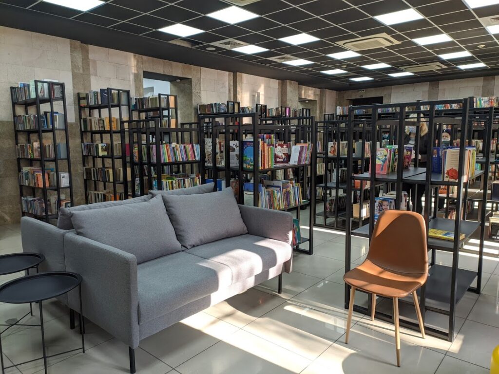 Хранили деньги — теперь книги: как библиотека в Мариуполе переехала на место банка