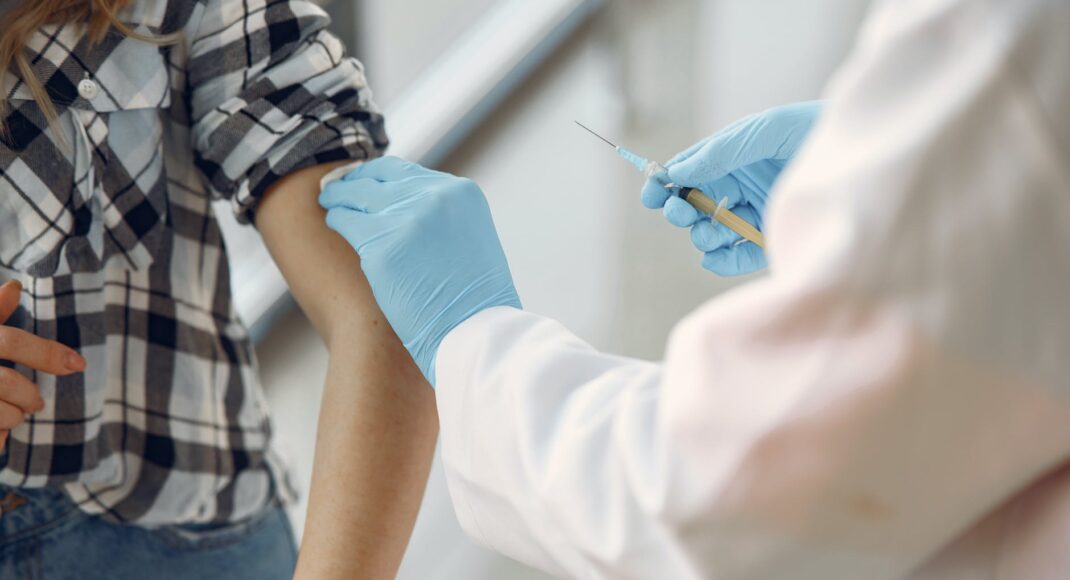 На Донетчине за сутки сделали 600 прививок от коронавируса, на Луганщине 220