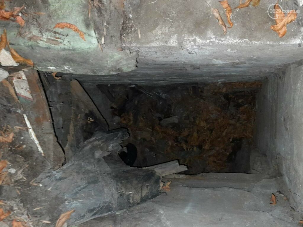 В Мариуполе двое мужчин провалились в ночное время в двухметровую яму
