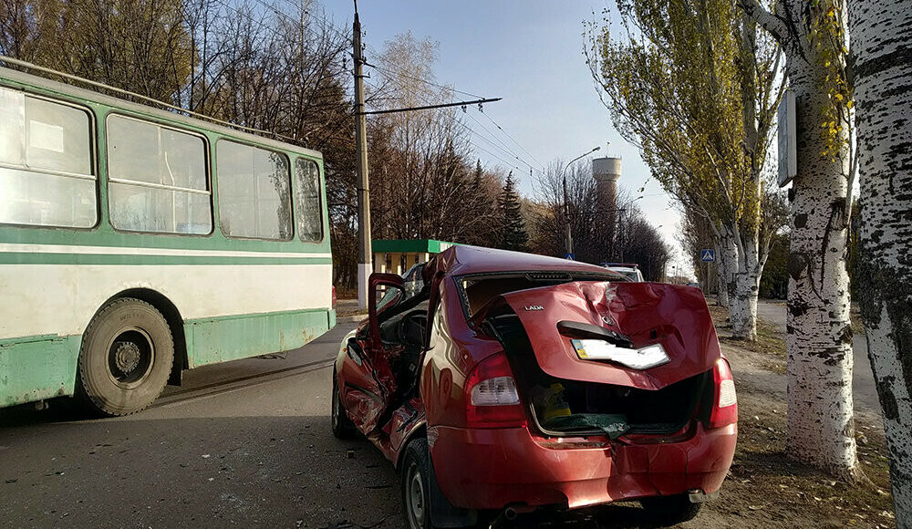 В Славянске легковой автомобиль столкнулся с троллейбусом: фото