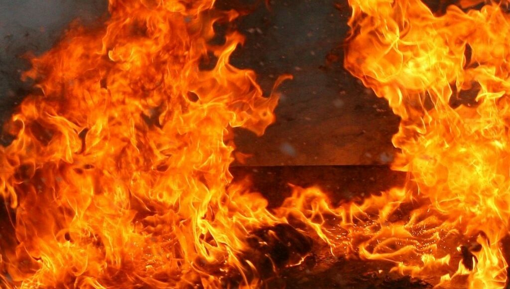 В оккупированном Харцызске сгорели 11 сараев на площади 200 кв. метров
